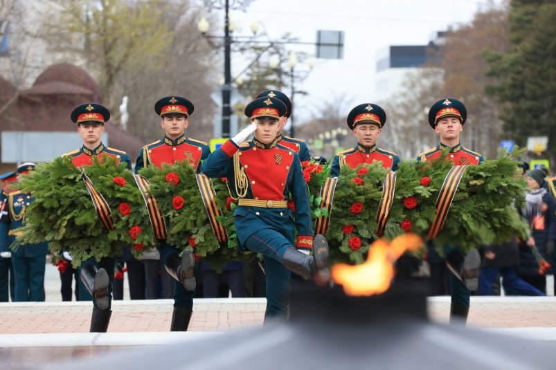 День Победы в Южно-Сахалинске отметили возложением цветов и парадом пресс-служба администрации Южно-Сахалинска