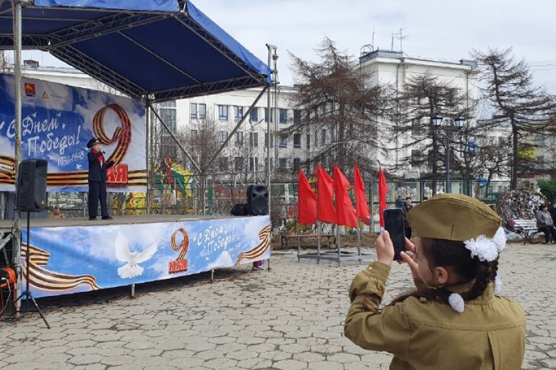 "Победный май" в сквере 70-летия Магадана собрал сотни магаданцев Источник