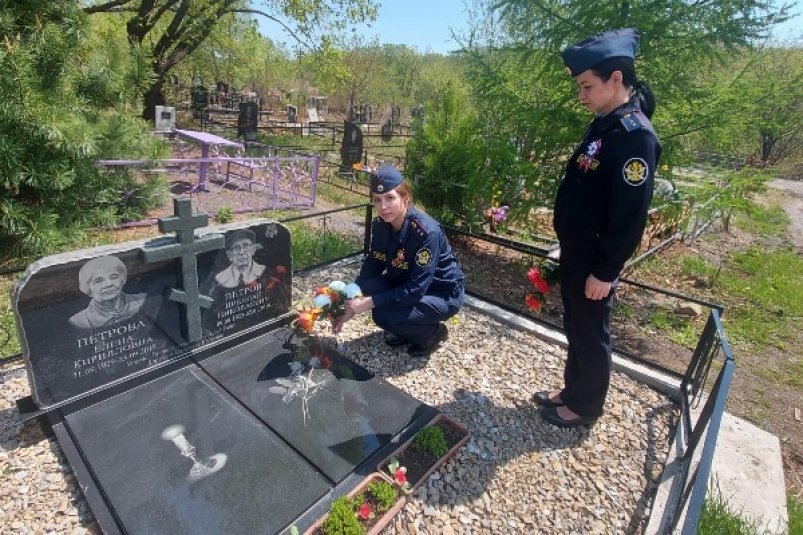 Сотрудники провели уборку и возложили цветы на места захоронения предоставлено пресс-службой ГУФСИН России по Приморскому краю