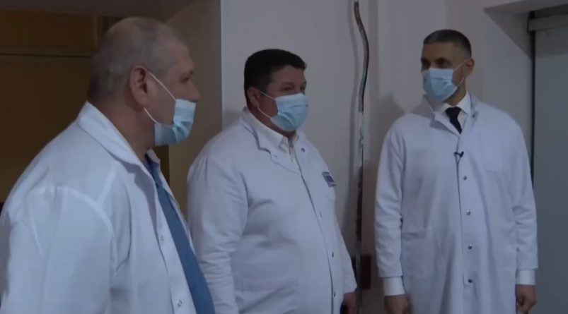 Осипов беседует с врачами Кадр из видео