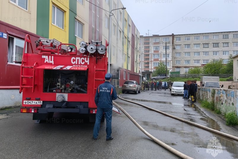 Из горящего дома в Магадане эвакуировали 9 человек и шиншиллу ГУ МЧС России по Магаданской области