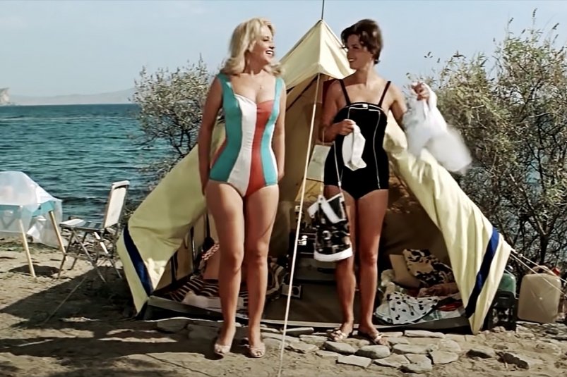 Девушки в купальниках кадр из фильма "Три плюс два" (12+)