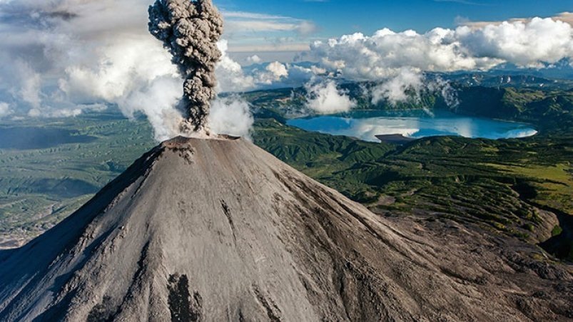 Вулкан Карымский/ Архивное фото ГУ МЧС России по Камчатскому краю