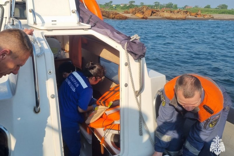 Спасатели эвакуировали женщину с острова Рейнеке МЧС Приморского края