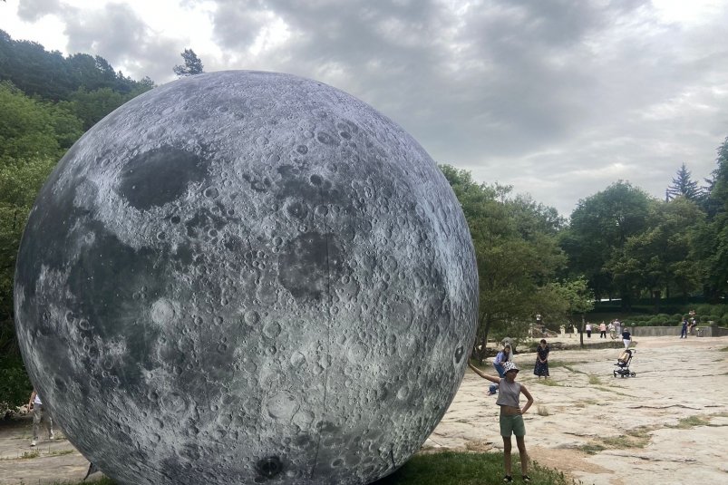Огромную светящуюся Луну установили в национальном парке Кисловодска Администрация Кисловодска