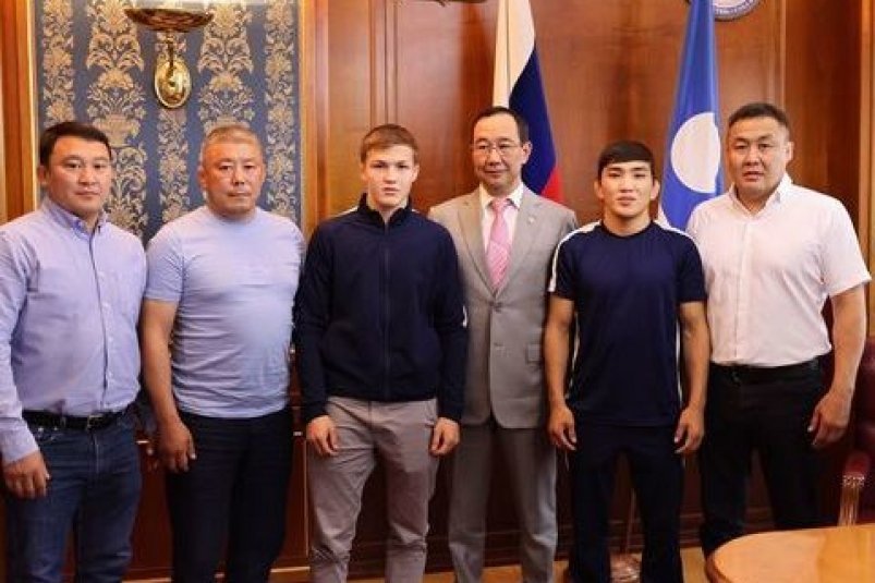 Глава Якутии встретился с юниорами-победителями первенства Европы по вольной борьбе Андрей Сорокин, ЯСИА