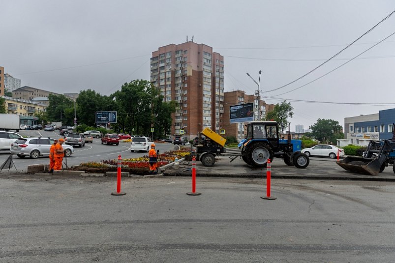 Во Владивостоке приступили к обустройству дорожного островка на кольцевой развязке Алексей Корчагин. Администрация Владивостока