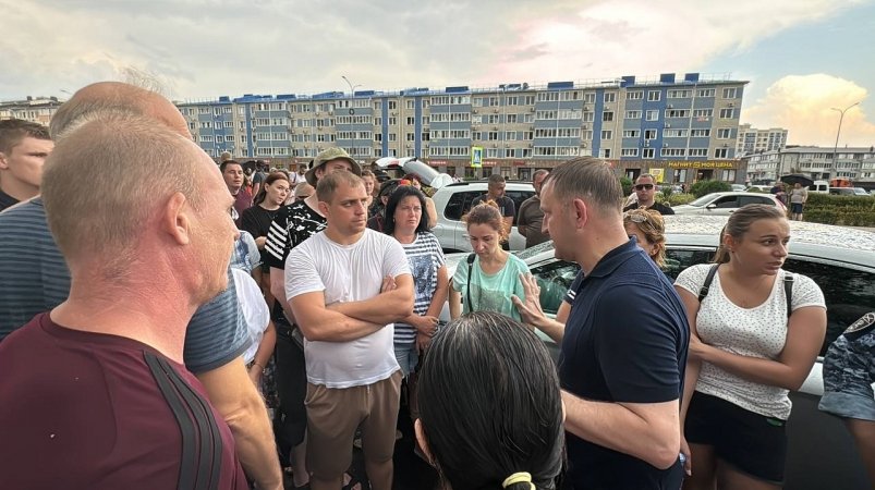 Проливной дождь и град не помешали Евгению Наумову общаться с горожанами Пресс-служба администрации Краснодара