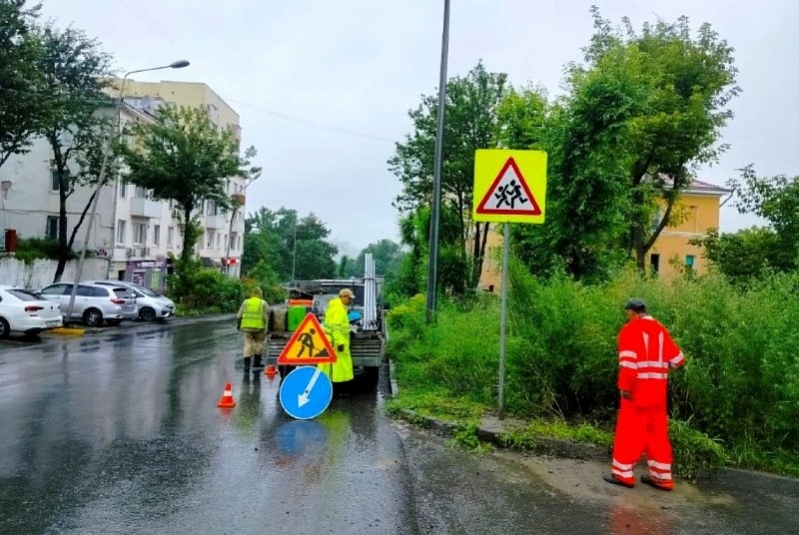 Во Владивостоке дорожники устанавливают новые знаки и проводят работы по благоустройству Администрация Владивостока