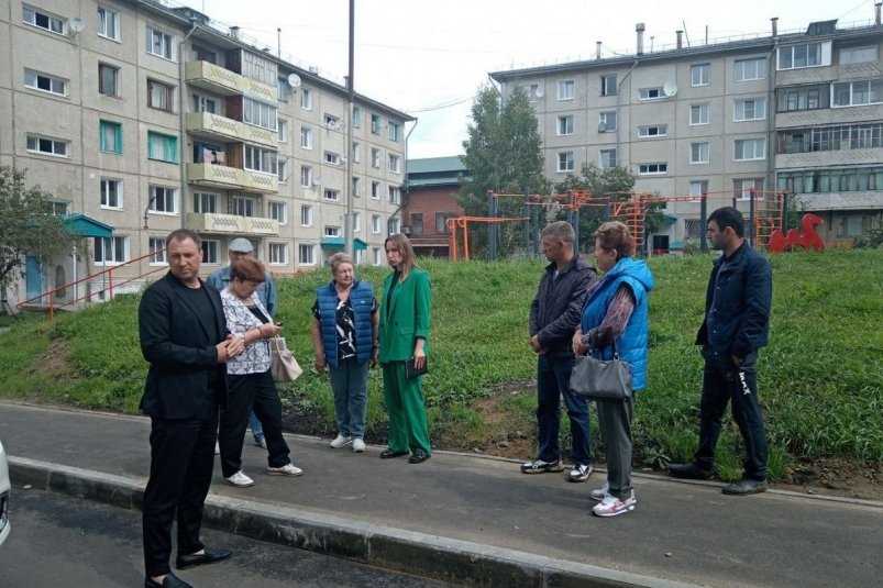 Партийный десант ЕР проверил благоустройство общественных пространств в Саянске Саянское местное отделение "Единой России"