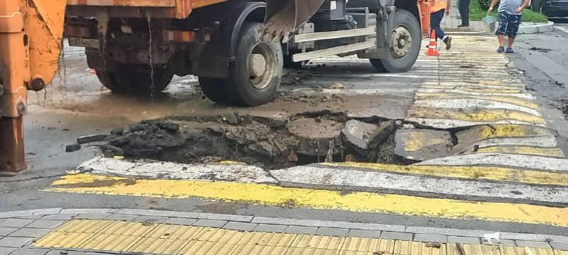 Во Владивостоке специалисты "СГТ" восстанавливают колодец на Тополиной аллее ИА PrimaMedia