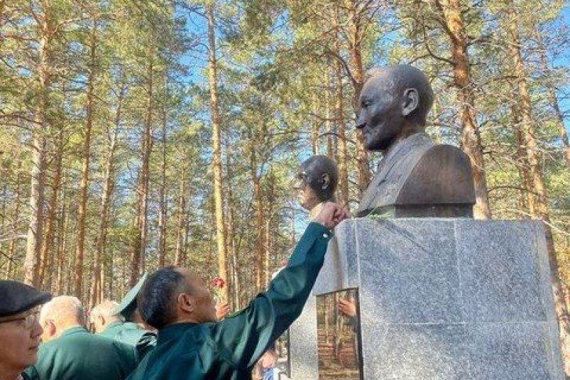 В Якутске возложили цветы к памятникам легендарным лесникам Майя Гоголева, ЯСИА