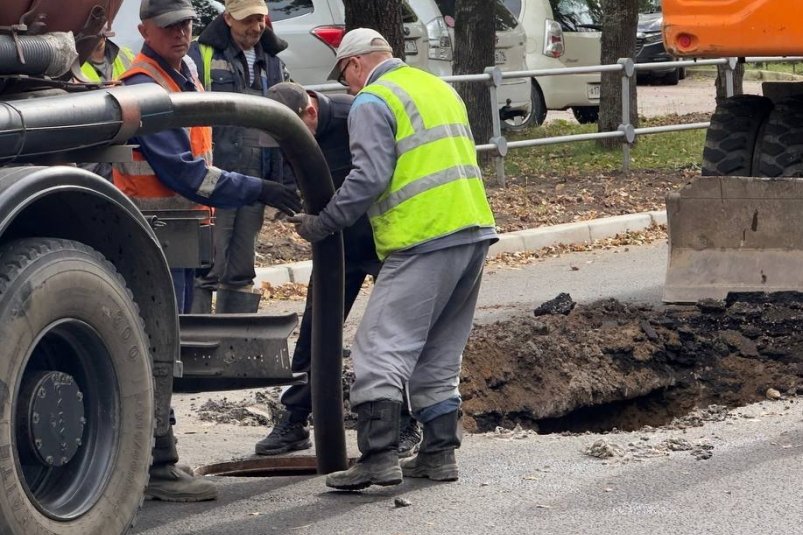 Аварию на канализационной трубе по ул. Ленина устраняют коммунальщики мэрия города