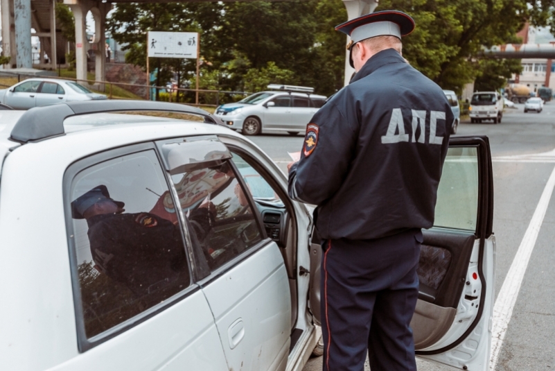 полиция ДПС патруль патрулирование полицейский розыск поиск дубинка жезл ГАИ ГИБДД ДТП ПДД дорога авария превышение форма права водительские лишение страховка Мария Бородина, ИА PrimaMedia