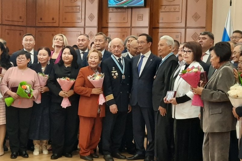 Айсен Николаев вручил награды якутянам за вклад в социально-экономическое развитие Якутии ИА YakutiaMedia