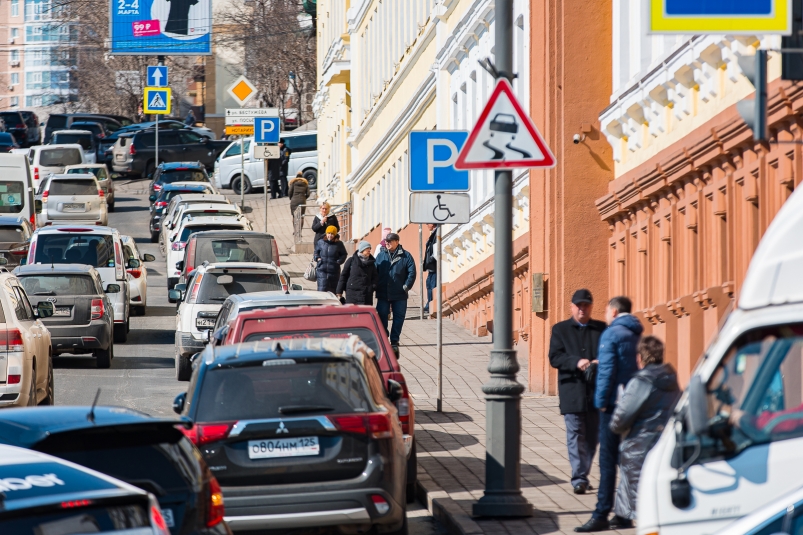 Владивосток, люди, пешеходы, парковка, машина, автомобили, знак Илья Аверьянов, ИА PrimaMedia