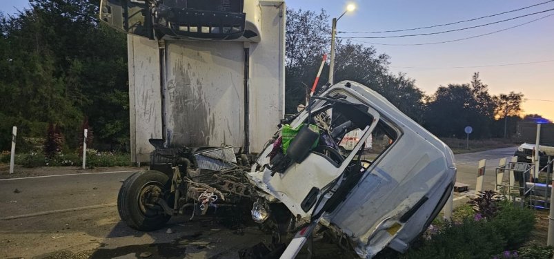 На Дону поезд протаранил грузовик, вылетевший на переезд https://t.me/dpchsro