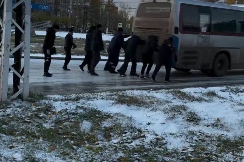 В Братске мужчинам пришлось толкать пассажирский автобус из-за гололеда "Индицент/Иркутск" (18+)