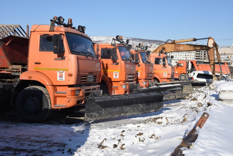 Планировка площадки под игровое оборудование, высадка деревьев, подготовка техники к зиме пресс-служба мэрии Магадана