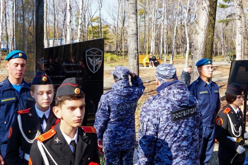 Памятник погибшим бойцам ОМОН "Ураган" открыли в Комсомольске-на-Амуре Пресс-служба Управления Федеральной службы войск национальной гвардии Российской Федерации по Хабаровскому краю