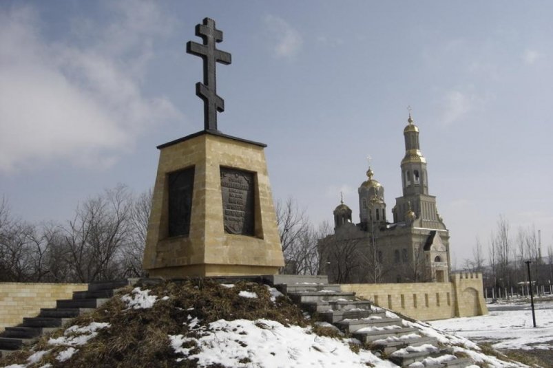 Памятник "Казакам – основателям станицы Невинномысской" Библиотека имени Лермонтова