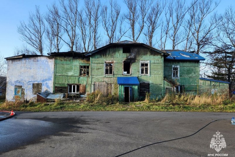 Почти семь часов тушили мусор в "заброшке" в Александровске-Сахалинском пресс-служба ГУ МЧС России по Сахалинской области