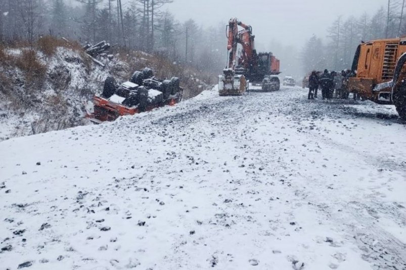 Водитель спецтехники погиб в ДТП на заснеженной дороге в Смирныховском районе УГИБДД УМВД России по Сахалинской области