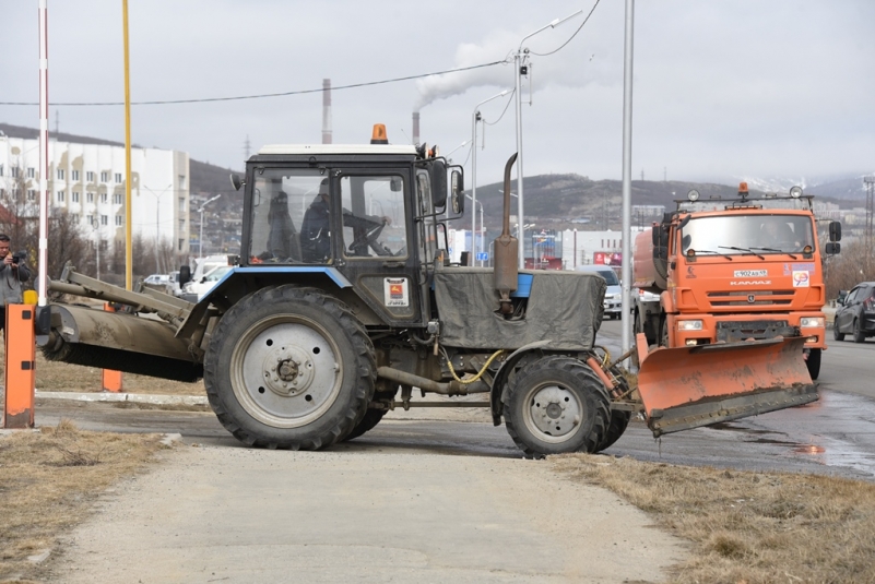 Городские службы ведут противогололедную обработку дорог и тротуаров, готовят городские клумбы к зиме Источник