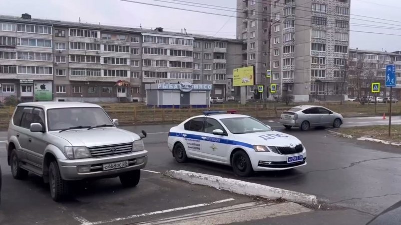 В Ангарске водитель иномарки сбил подростка на "зебре" Кадр видео из социальных сетей.