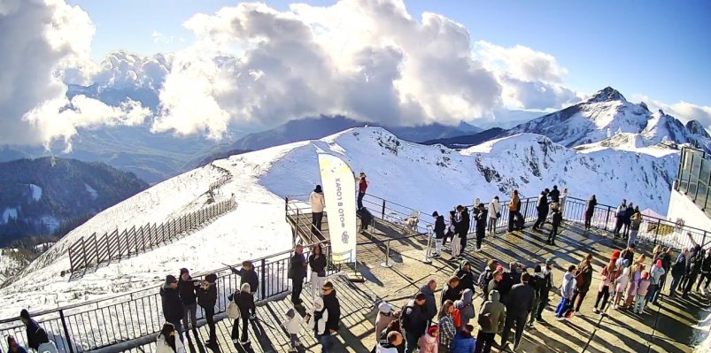 Снегом завалило один из курортов Сочи - фото скрин sochi.camera (18+)