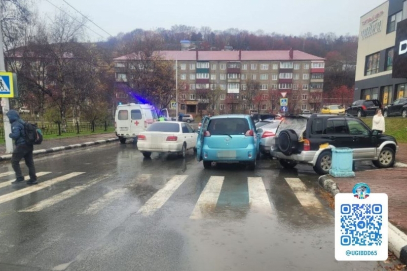 В Корсакове водитель наехал на пешехода и тут же врезался в рядом стоящее авто УГИБДД УМВД России по Сахалинской области