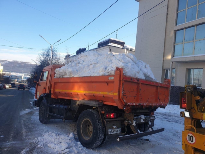 В связи с вывозом снега на улице Дзержинского возможно затруднение проезда автотранспорта Источник