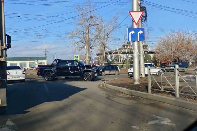 Новый "Москвич" и пикап столкнулись на перекрестке в Иркутске Группа "ДТП38"  в соцсети "ВКонтакте" (12+)