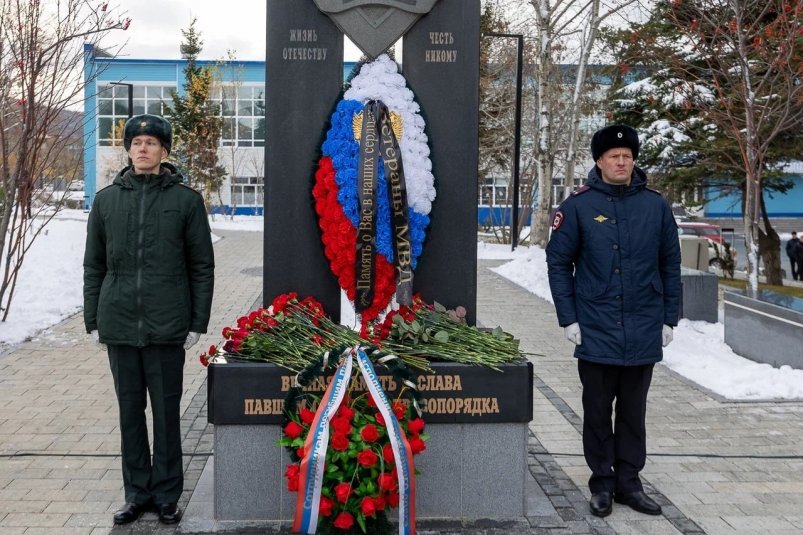 Память погибших сотрудников органов внутренних дел почтили в Южно-Сахалинске пресс-служба администрации Южно-Сахалинска