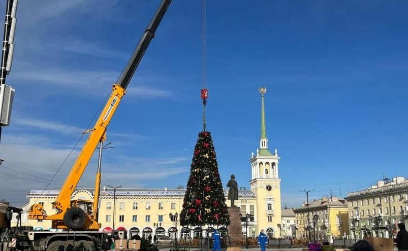 Установка новой елки на площади Ленина администрация АГО