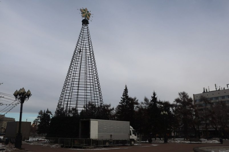 Монтаж главной городской елки продолжается в Иркутске Алена Соловей, ИА IrkutskMedia