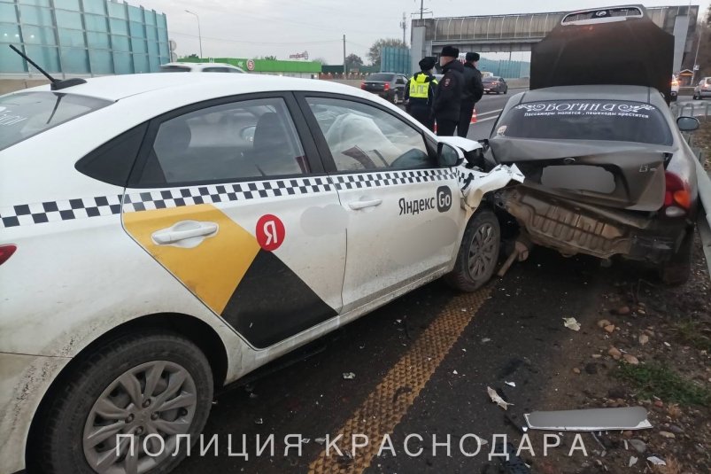 Полиция проводит проверку жесткого ДТП с такси, где погибла жительница Кубани t.me/mvd23krasnodar