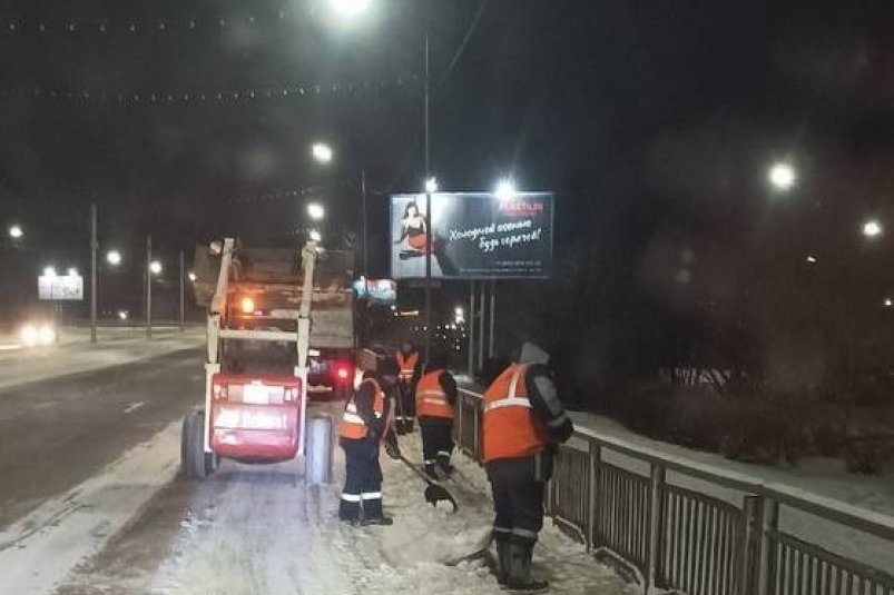 Дворники с раннего утра убирают снег Мэрия Улан-Удэ