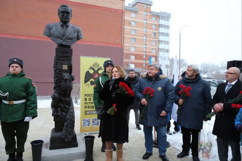 В Иркутске торжественно открыли бюст разведчика и дипломата Вячеслава Трубникова Пресс-служба правительства региона