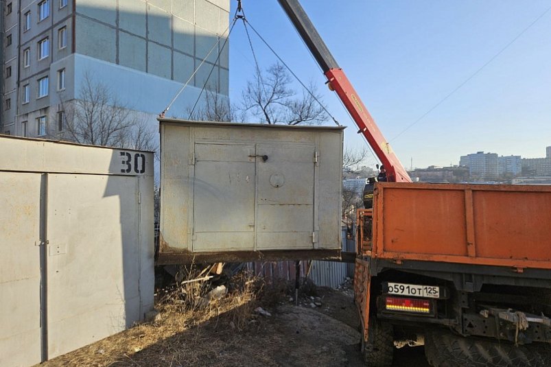 Демонтаж гаражей в районе улицы Сафонова, 24 во Владивостоке предоставлено пресс-службой мэрии Владивостока