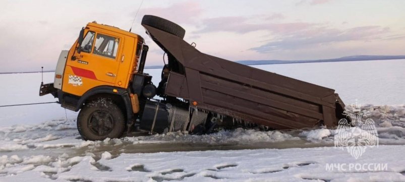 Два грузовика провалились под лёд на озере в Забайкалье МЧС