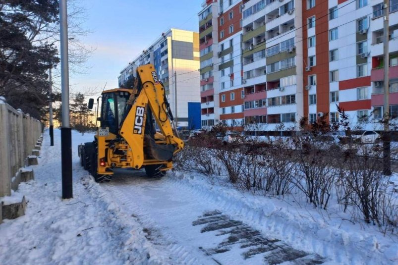 Дороги и тротуары Хабаровска освобождают от ледяных оков Пресс-служба администрации Хабаровска