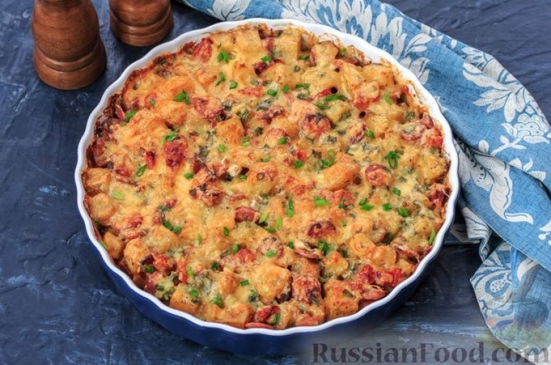 Запечённая картошка с сосисками, помидорами и сыром russianfood.com