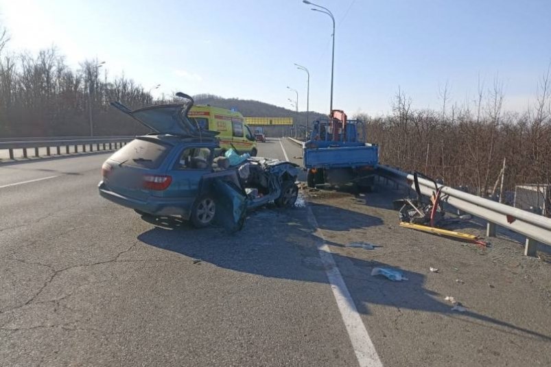 Во Владивостоке легковой автомобиль влетел в грузовик Полиция Приморья