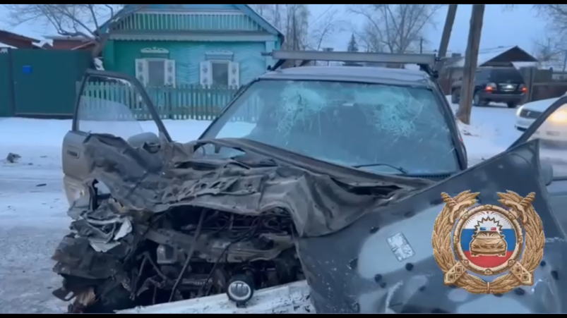 Пьяный водитель на иномарке въехал в автобус в Эхирит-Булагатском районе скриншот видео из социальных сетей