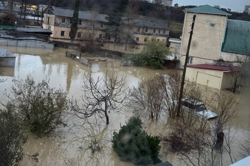 Вообще все в воде: на видео показали затопленный Сочи после мощного дождя t.me/yug_24_ru