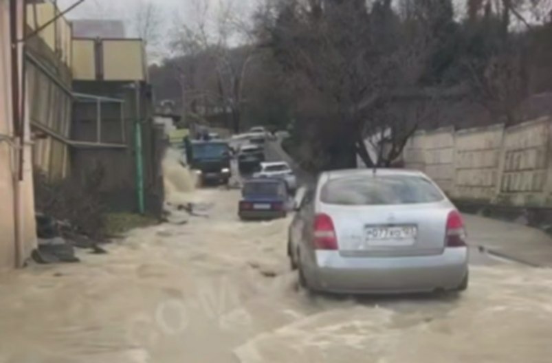 Дома разрушены оползнем, улицы ушли под воду, нет света – ситуация в Сочи t.me/sochi_online