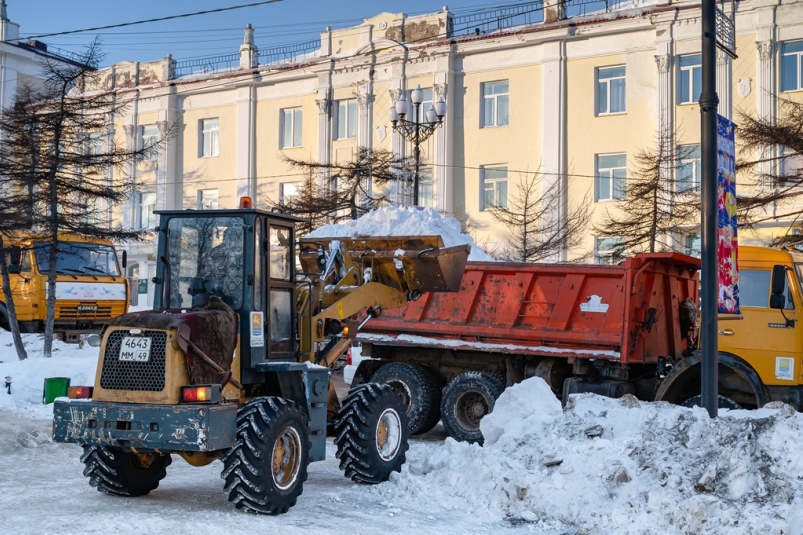 Сегодня в городе 70 единиц техники расчищают улично-дорожную сеть, ведут противогололедную обработку и снеговывоз Источник