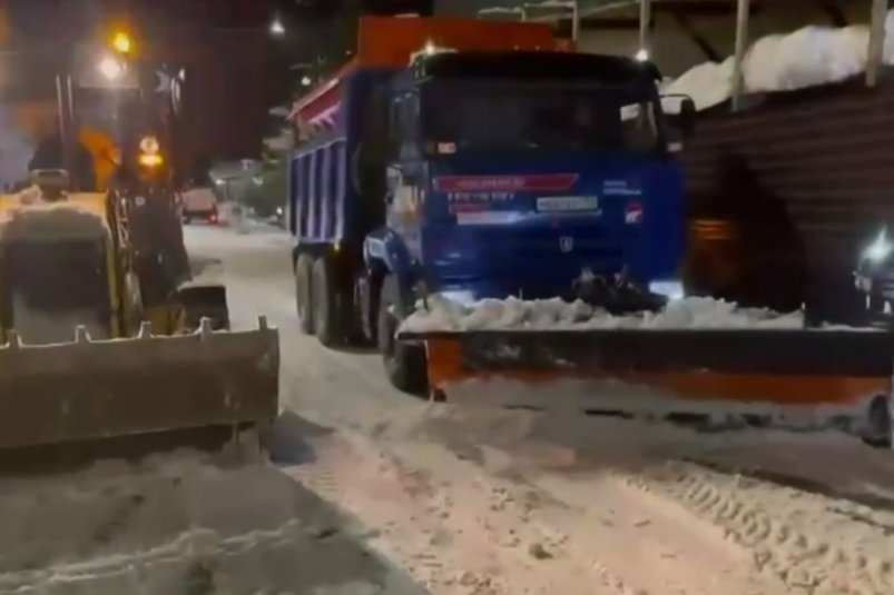 100 тонн противогололедных материалов израсходовали за сутки в Красной Поляне t.me/transport_i_dorogi