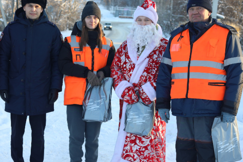 Железнодорожники и Дед Мороз напомнили водителям правила ж/д переездов в Иркутском районе ВСЖД